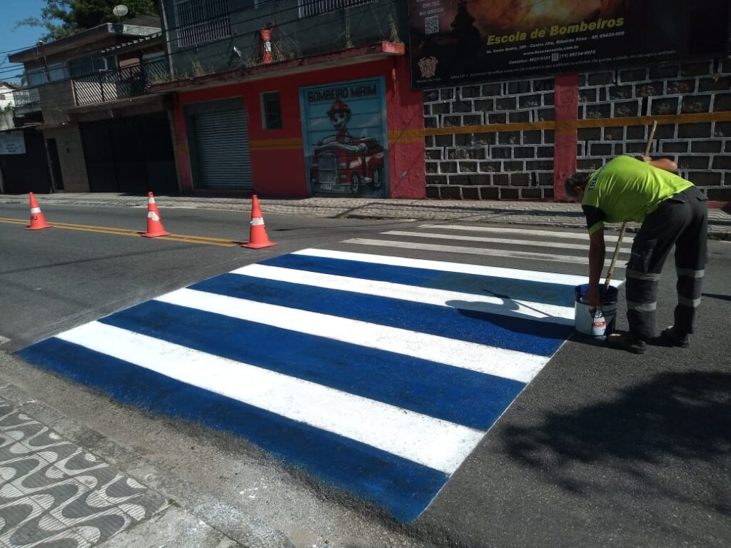 Prefeitura de Ribeirão Pires reforça travessia de pedestres na Avenida Ernesto Menato