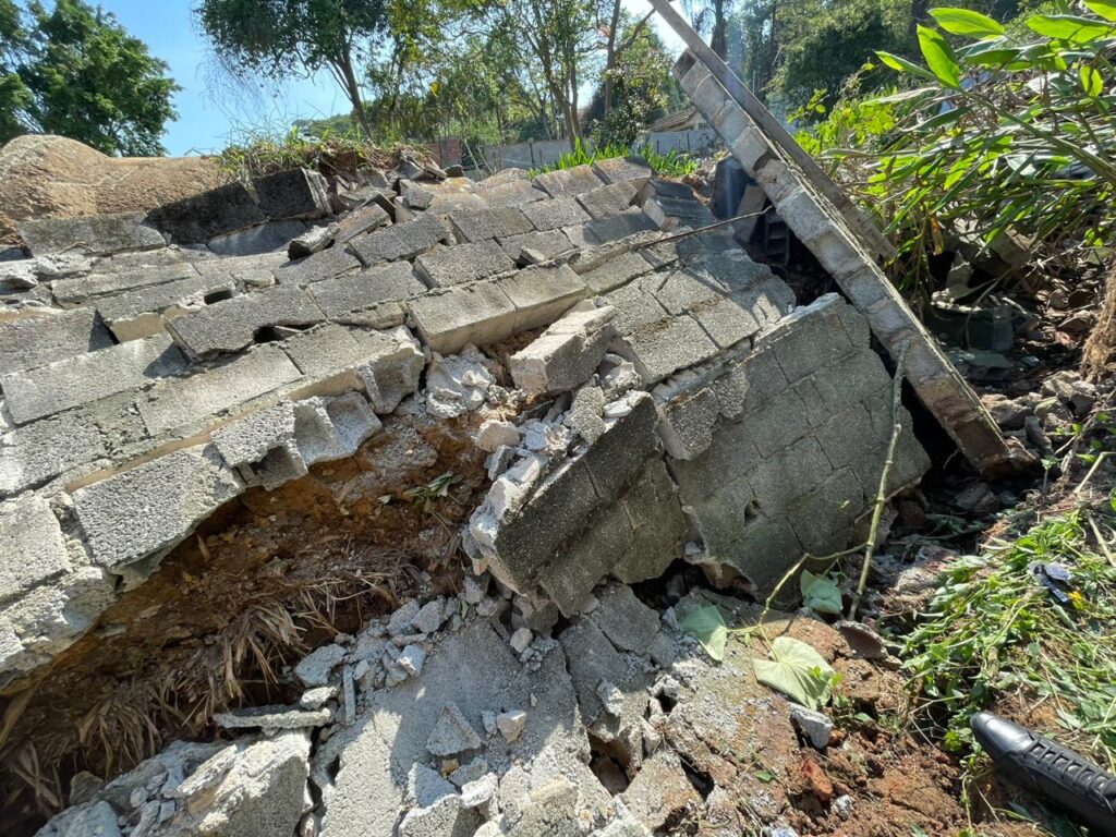 Defesa Civil e GCM de Ribeirão Pires auxiliam resgate de pedreiros que foram atingidos por muro