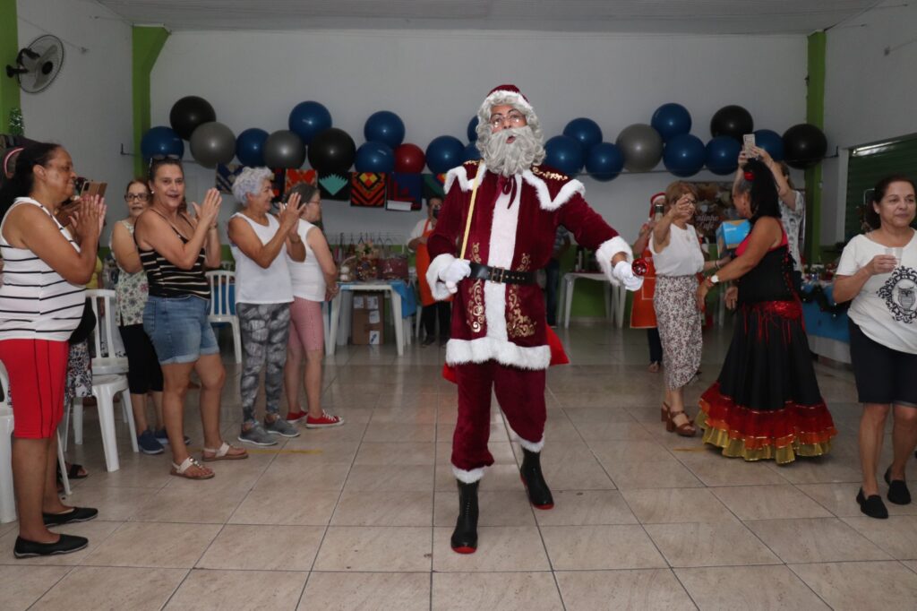 CRI promove Feira Natalina de Artesanato e recebe Papai Noel