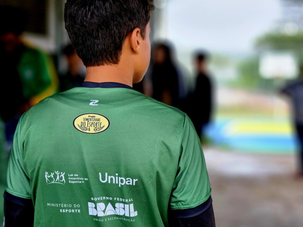 Sementinhas do Esporte entrega uniformes para alunos de futsal em Ribeirão Pires