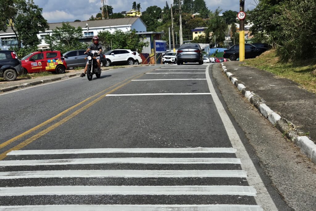 Prefeitura de Ribeirão Pires realiza pintura de redutores de velocidade na Estrada da Colônia