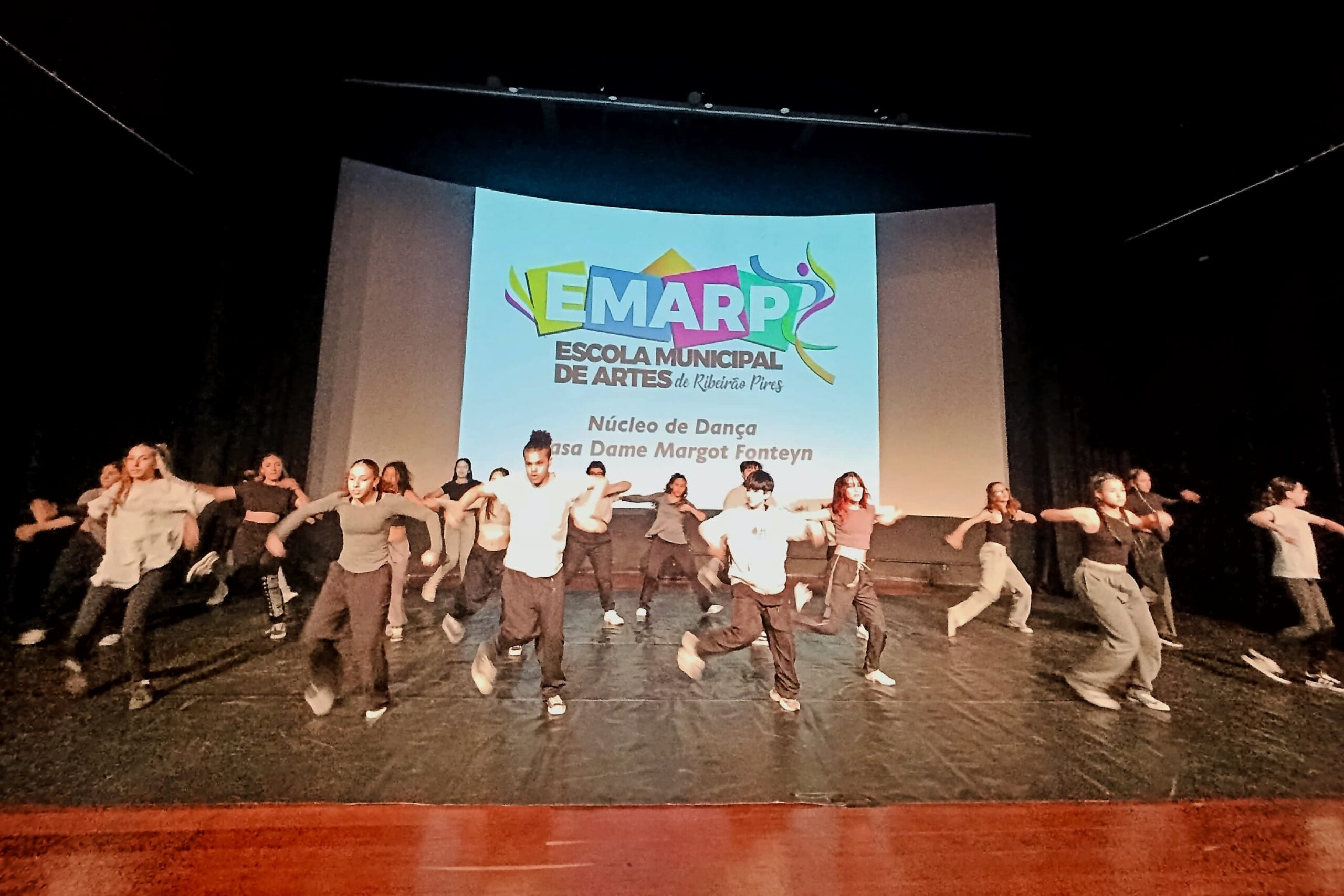 Encerramento do semestre no Núcleo de Dança da EMARP valoriza formação artística gratuita em Ribeirão Pires